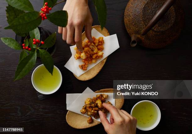 deux sortes de craquelins de riz frits - tea cup overhead view photos et images de collection