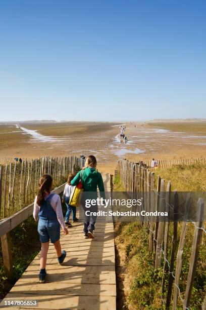 people going for enjoys on the beautyful wells next the sea norfolk beach, holkham, uk - norfolk england imagens e fotografias de stock