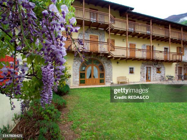 La corte dell'agriturismo Al Picchio presso Sdruzzinˆ di Ala. Trentino.