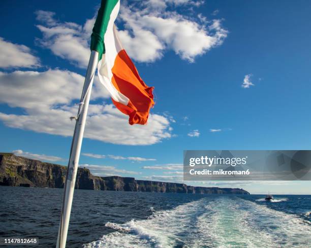 scenic view of cliffs of moher, liscannor, ireland - flyga photos et images de collection