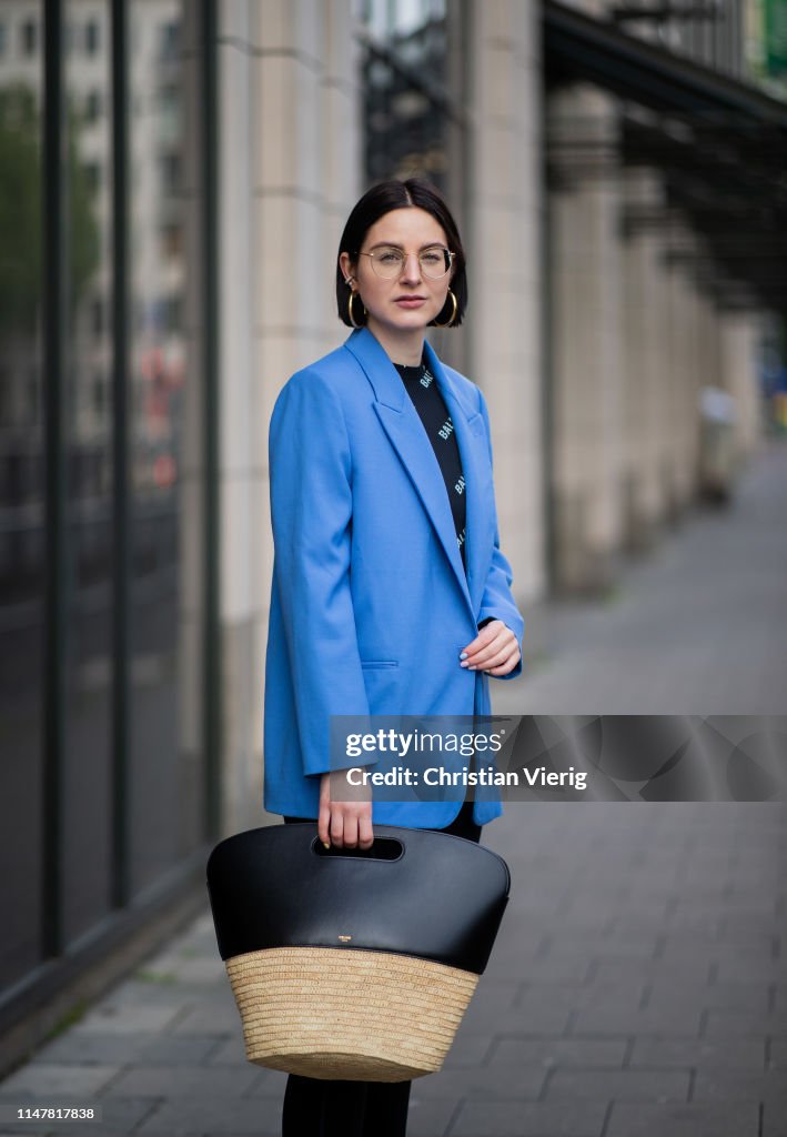 corruptie deze Is aan het huilen Maria Barteczko is seen wearing blue oversized blazer Zara, black...  Nieuwsfoto's - Getty Images