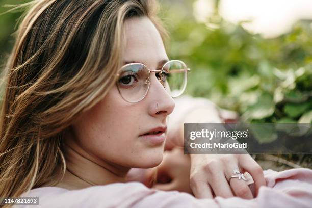 teenager-mädchenporträt mit brille - astigmatism stock-fotos und bilder