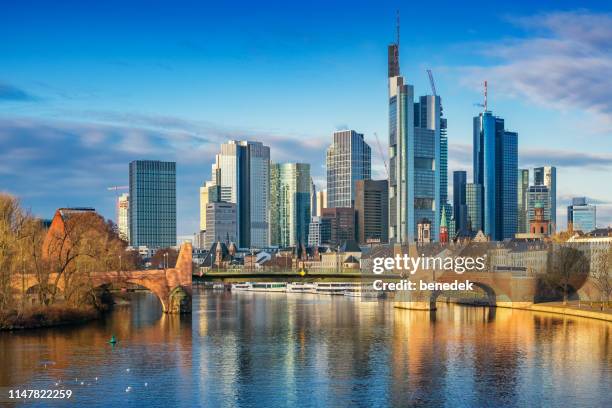 skyline von frankfurt am main - frankfurt germany skyline stock-fotos und bilder