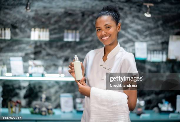 masseuse trabajando en un spa que vende productos de belleza - black massage therapist fotografías e imágenes de stock