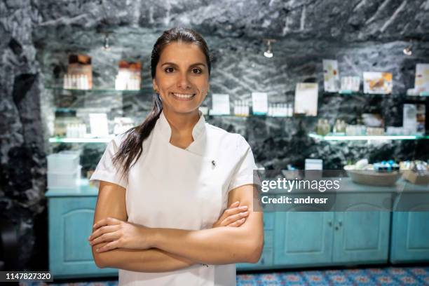 happy masseuse werken bij een spa - schoonheidsspecialist stockfoto's en -beelden