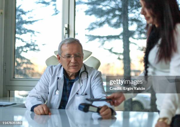 patient making contactless payment - paying doctor stock pictures, royalty-free photos & images