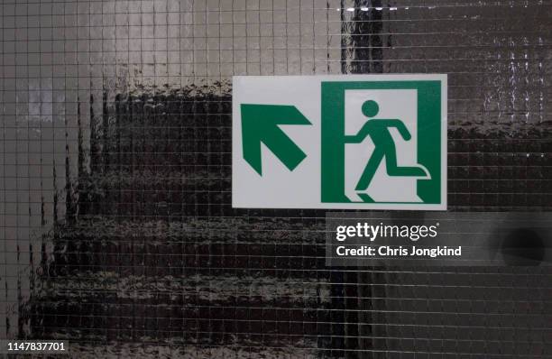 emergency exit sign on stairwell - 非常口 ストックフォトと画像