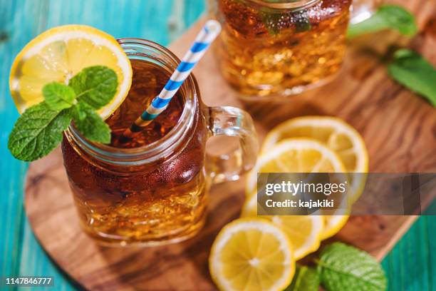 tè ghiacciato con limone e menta in un barattolo - infuso foto e immagini stock