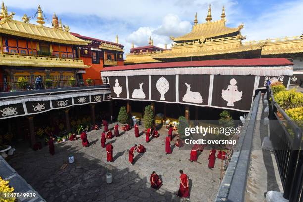 jokhang temple i lhasa - tibetansk buddhism bildbanksfoton och bilder