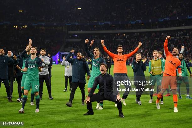Mauricio Pochettino, Manager of Tottenham Hotspur celebrates victory with his team after the UEFA Champions League Semi Final second leg match...
