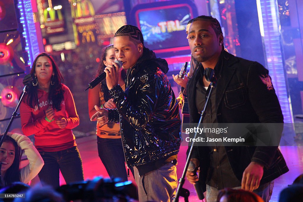 Robert Pattinson, Xtreme, Jessica Szhor And Sean William Scott Visit MTV's "Mi TRL" - November 4, 2008