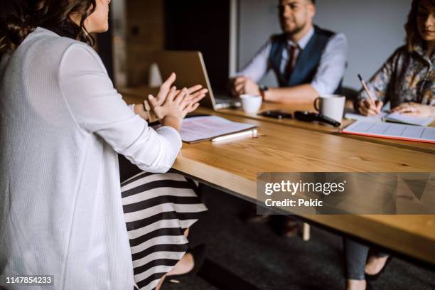 nuevo candidato en entrevista de negocios - currículum vitae fotografías e imágenes de stock