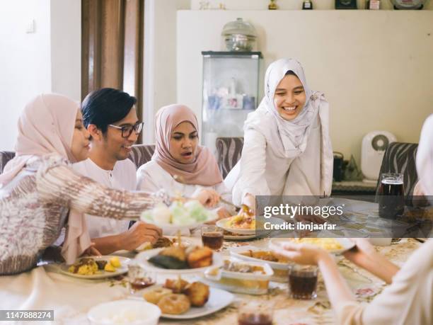 familie verzamelen en samen eten - eid al fitr celebration to mark the end of ramadan stockfoto's en -beelden