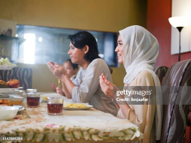 familie verzamelen en samen eten - eid al fitr celebration to mark the end of ramadan stockfoto's en -beelden