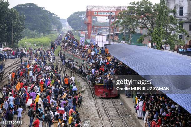 Bangladeshis cram onto a train as they travel back home to meet their families ahead of the Muslim festival of Eid al-Fitr, in Dhaka on June 4, 2019....