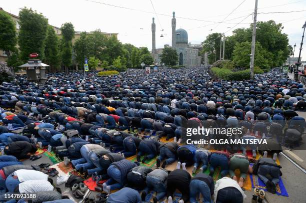 Muslim worshippers perform Eid al-Fitr prayers outside Saint Petersburg's mosque on June 4, 2019. - Muslims worldwide celebrate Eid al-Fitr marking...