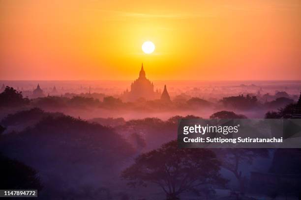 beautiful silhouette landscape view of sunrise over ancient pagoda in bagan , myanmar - bagan photos et images de collection