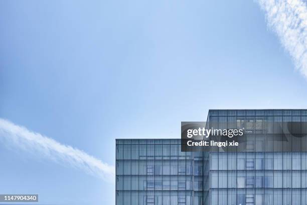 glass building under blue sky and white clouds - bovenste deel stockfoto's en -beelden