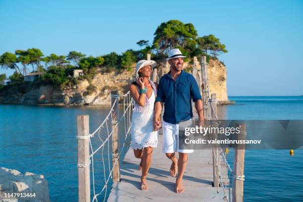 pareja en el amor disfrutando de las vacaciones de verano en zakynthos grecia - butlins fotografías e imágenes de stock