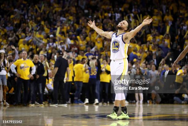 Stephen Curry of the Golden State Warriors reacts after Klay Thompson made the clinching basket with four seconds left of their game against the...