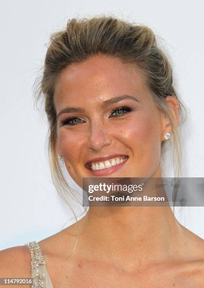 Bar Refaeli arrives at amfAR's Cinema Against AIDS Gala 2011 at Hotel