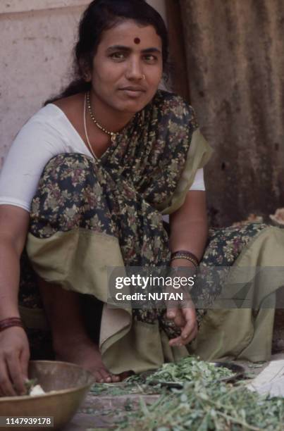 Femme préparant à manger à Pune, en 1988, Inde.