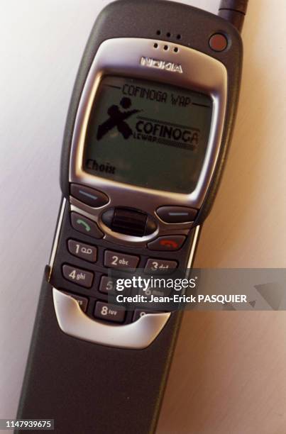 Téléphone portable 'Nokia 8110' connecté sur le site wap de 'Cofinoga', dans les années 1990, France.