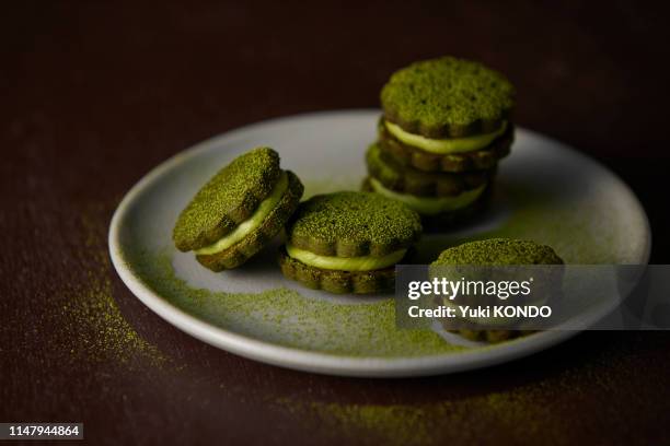 matcha grüne tee-creme sandwich plätzchen in einem teller serviert. - japanese sweet stock-fotos und bilder