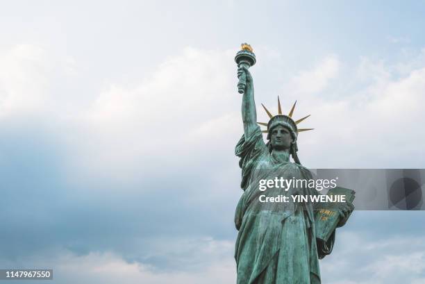 tokyo statue of liberty - replica statue of liberty odaiba stock pictures, royalty-free photos & images