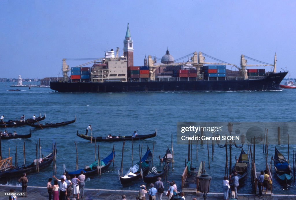 Porte containers entrant dans le port de Venise