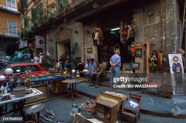 Brocante sur le Spaccanapoli à Naples, en octobre 1990, Italie.