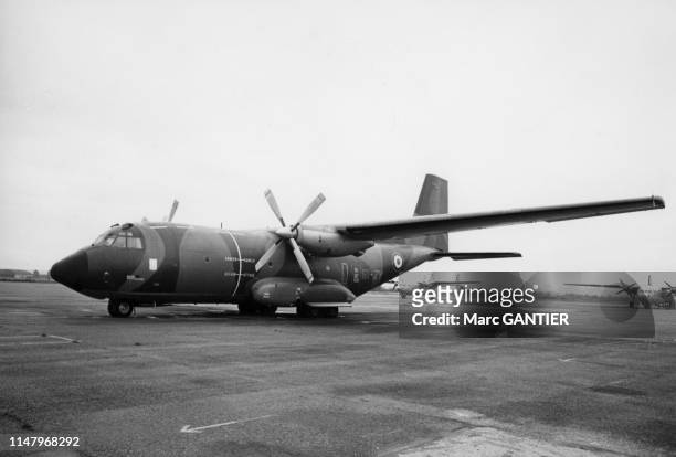 Avion de transport C-160 Transall sur une piste de la base aérienne 119 de Pau, dans les Pyrénées-Atlantiques, dans les années 1970, France.