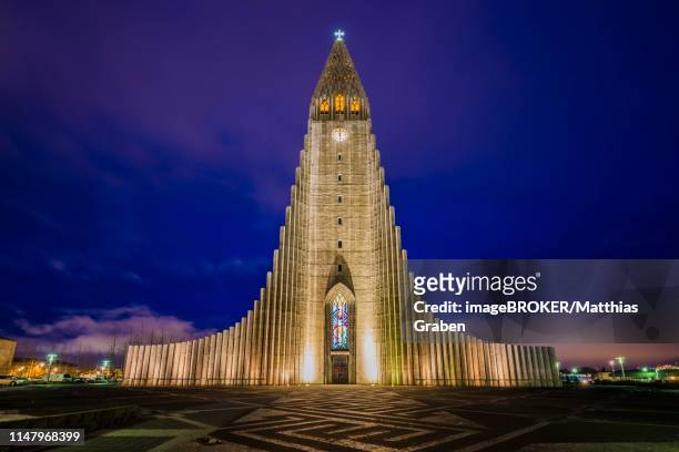 illuminated church hallgrimskirkja at night, reykjavik, hoefudborgarsvaedid, capital region, iceland - hallgrimskirkja stock pictures, royalty-free photos & images