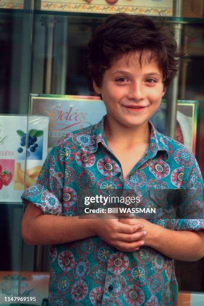 Portrait d'un enfant dans la rue à Naples, en octobre 1990, Italie.