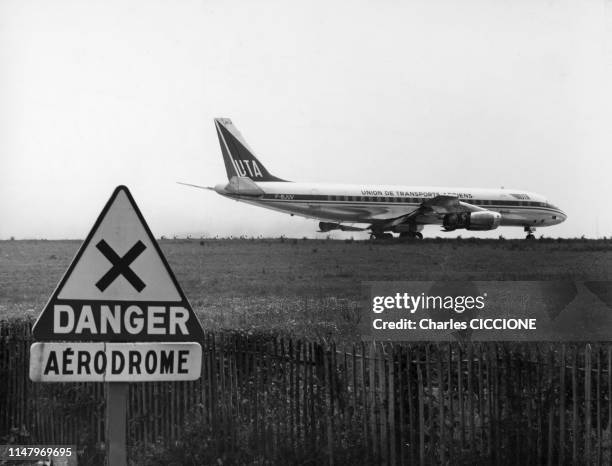 Avion de la compagnie 'Union de transports aériens' sur la piste d'un aérodrome, France.