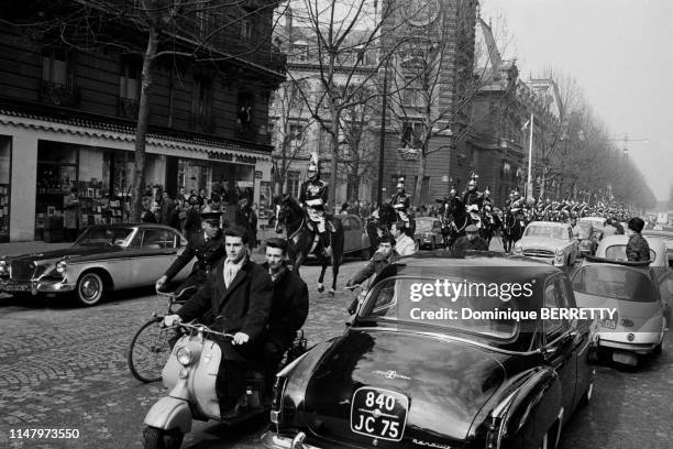 Défilé de la Garde républicaine sur le boulevard Saint-Germain à Paris, dans les années 1950, France.