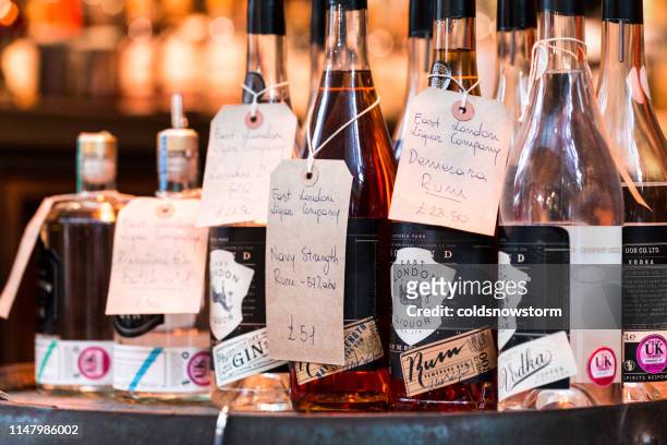 auswahl an gin-flaschen zum verkauf auf dem lebensmittel-und getränkemarkt in london, großbritannien - gin stock-fotos und bilder