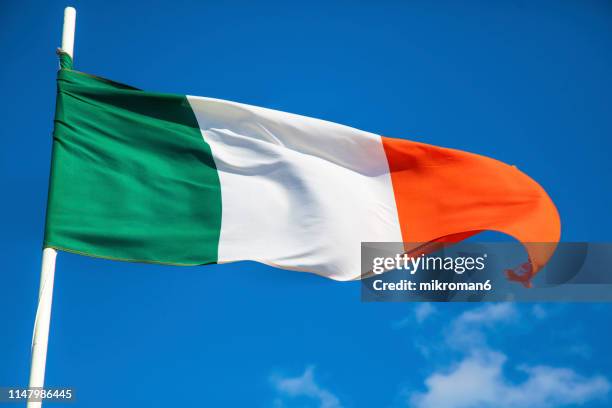 flag of republic of ireland - flyga photos et images de collection