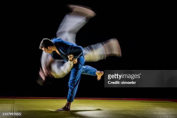 judo spelers concurreren in judo wedstrijd - asian indoor & martial arts games stockfoto's en -beelden