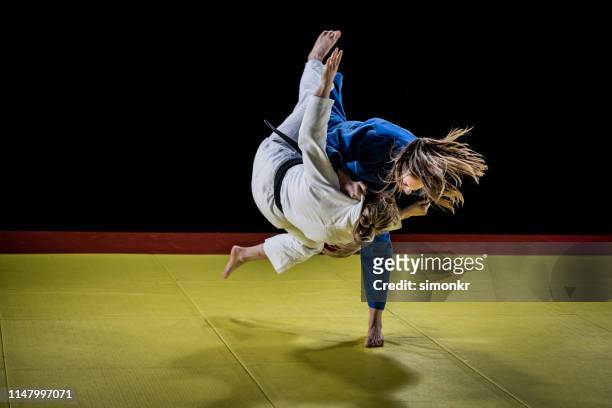 judo spelers concurreren in judo wedstrijd - asian indoor & martial arts games stockfoto's en -beelden