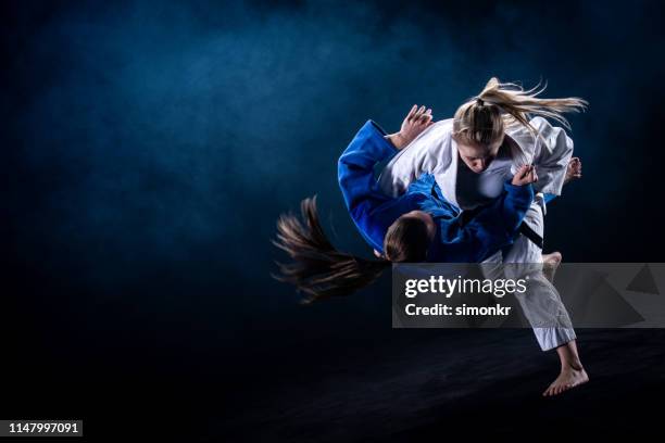 judo-spieler im judo-match - women's judo stock-fotos und bilder