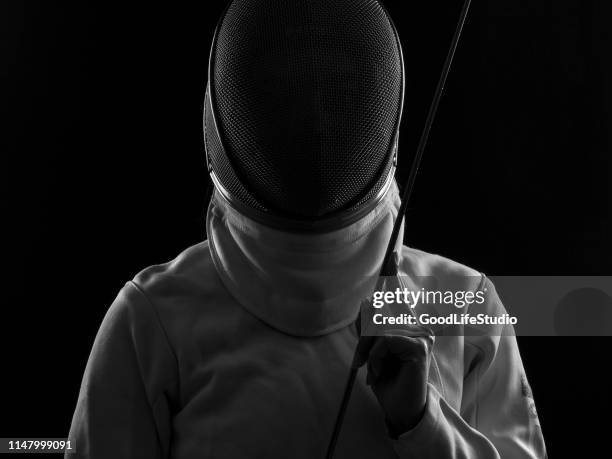 el esgrimista - lucha de espadas fotografías e imágenes de stock