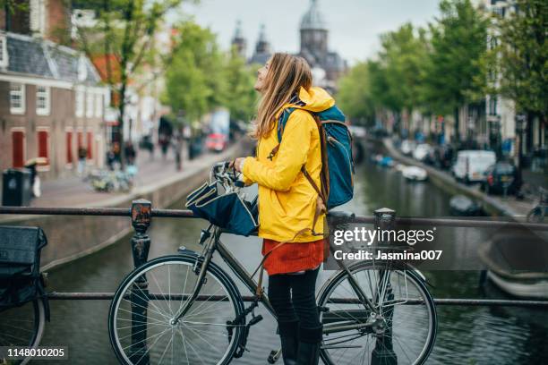 reglicher und kalter tag in amsterdam - kommunikationskanäle stock-fotos und bilder