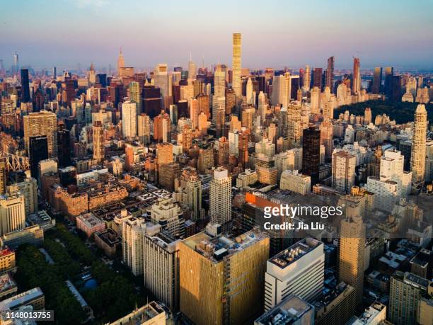 manhattan mid-town sunrise - aerial view of mid town manhattan new york foto e immagini stock