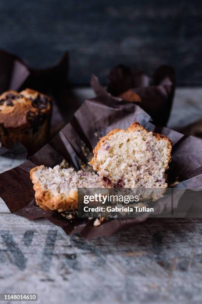 fresh muffin - framboises stock-fotos und bilder