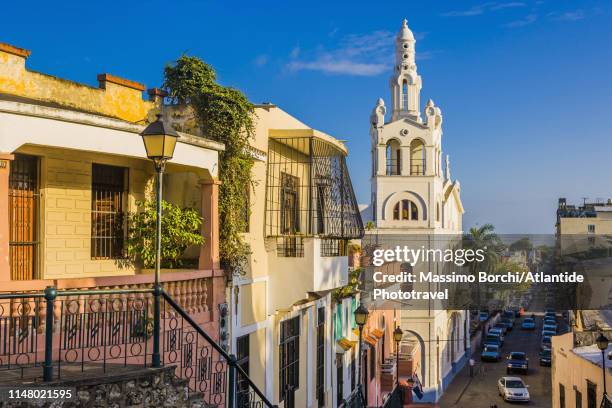 view of calle hostos and iglesia nuestra señora de la altagracia - dominikanische republik stock-fotos und bilder