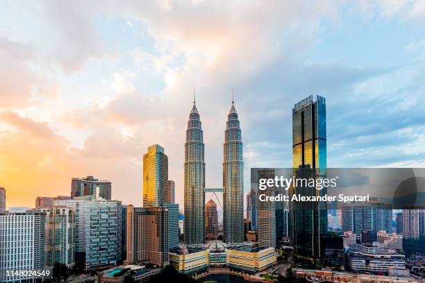 kuala lumpur cityscape with petronas towers at sunset, malaysia - malasia fotografías e imágenes de stock