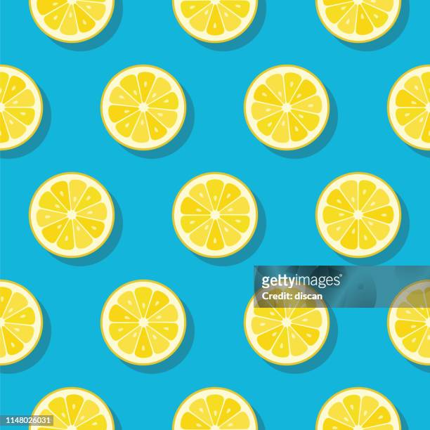 illustrazioni stock, clip art, cartoni animati e icone di tendenza di motivo fette di limone su sfondo colore turchese. - estate