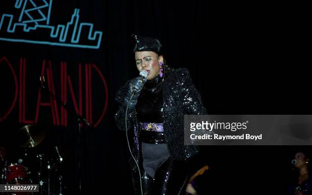Singer Betty Wright performs at the Regal Theater in Chicago, Illinois in November 1991.