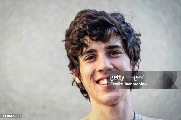 lächelnd junger mann mit akne - neue männlichkeit stock-fotos und bilder